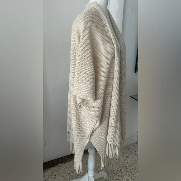 Steve Madden Knit Women's poncho/shawl - Picture 2 of 6
